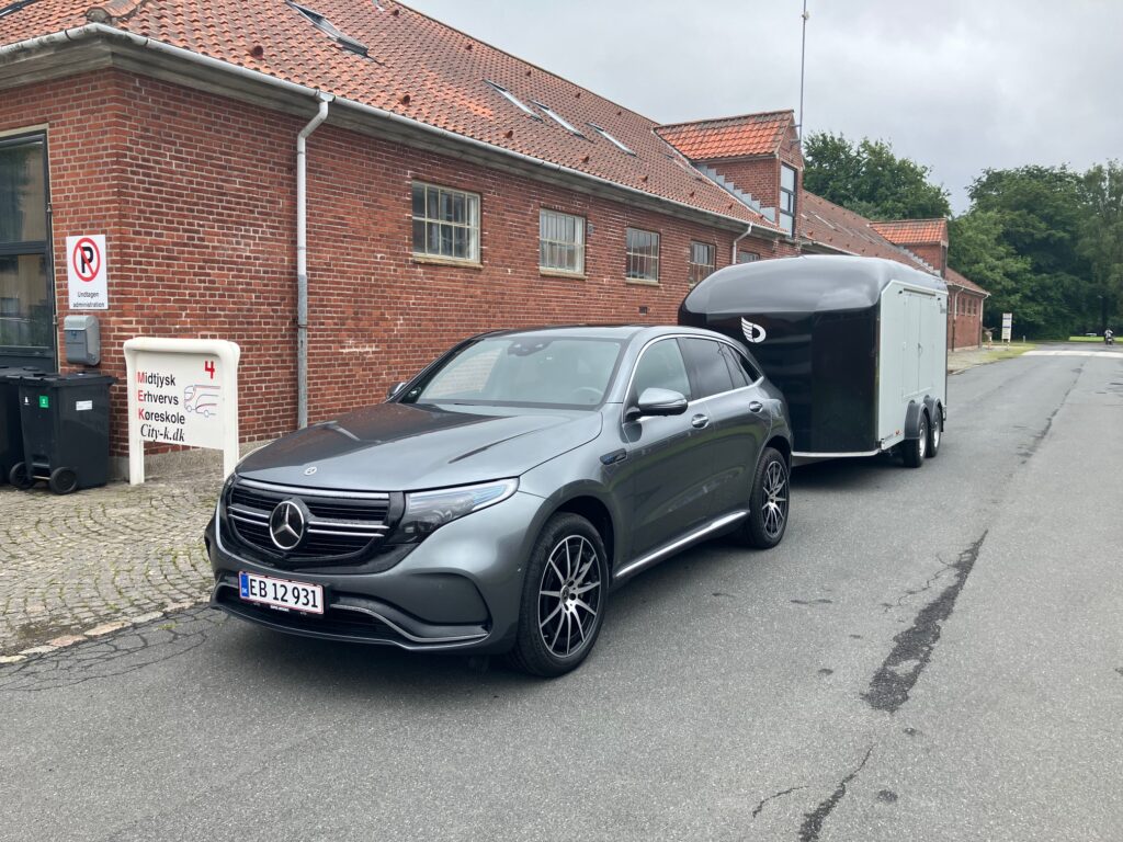 Mercedes EQC med trailer foran køreskolen